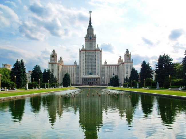 Главное здание МГУ им. М.В.Ломоносова. Фото © Igor Butyrskii с сайта e-architect.co.uk Высотка МГУ вошла в десятку самых красивых университетских зданий мира