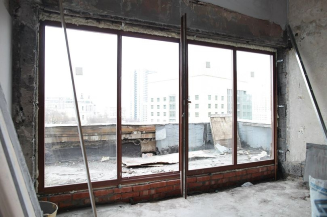 Дом Наркомфина. Новое окно (появившееся до заявления о приостановке работ). Фотография Наталии Меликовой, 2014