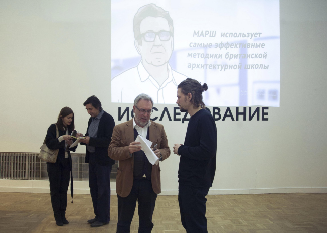 Дмитрий Ликин и Олег Шапиро (Wowhaus) на экспозиции проекта «Исследование» на фестивале «Зодчество»-2015 © Анна Берг