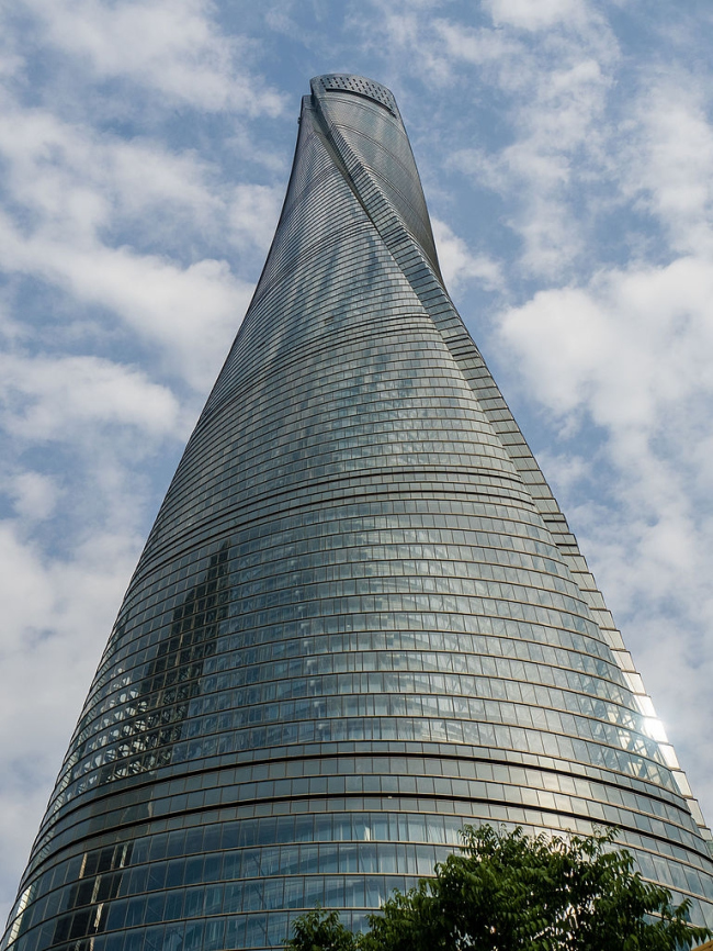 Башня Shanghai Tower в мае 2015. Фото: Ermell via Wikimedia Commons. Лицензия Creative Commons CC0 1.0 Universal Public Domain Dedication
