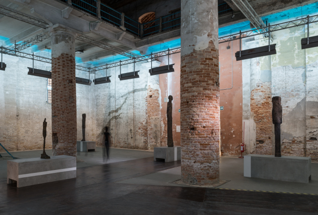 Дизайн экспозиции скульптур Ханса Йозефсона и Альберто Джакометти на биеннале архитектуры в Венеции. 2012. Фото © Юрий Пальмин