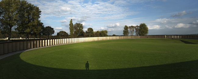 Мемориал «Кольцо памяти» на военном кладбище Нотр-Дам-де-Лорет в Аблен-Сен-Назере © Aitor Ortiz