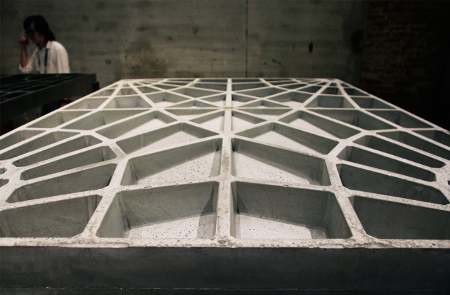 Плита, отлитая из бетона. Биеннале 2016, экспозиция Аравены: проект BRG ETH, ODB и EG. Фотография © Юлия Тарабарина, Архи.ру