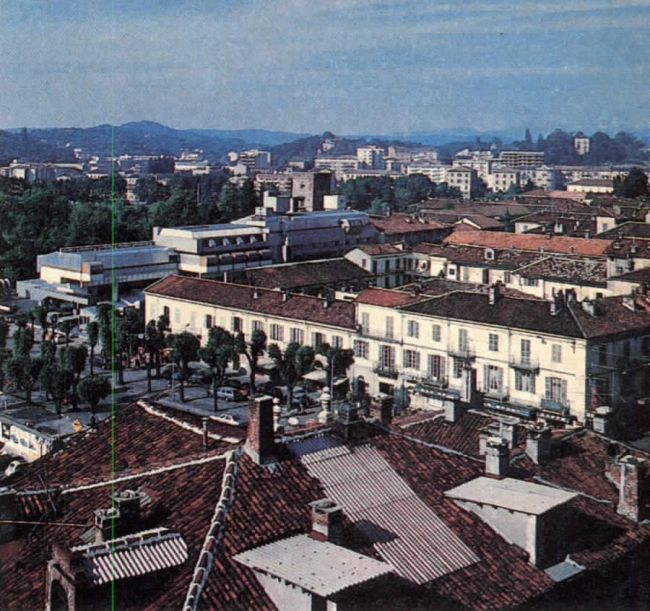 «Восточная жилая единица» (Residenze Est) в панораме города. Фото сер. 1970-х гг.