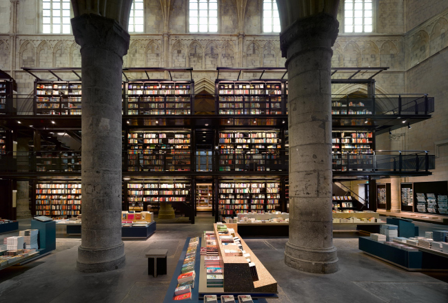 Книжный магазин Selexyz Dominicanenkerk Maastricht © Roos Aldershoff