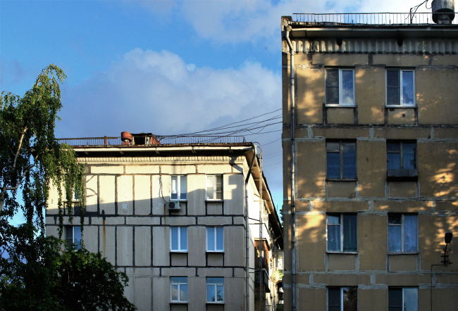 Пятиэтажные блочные жилые дома, слева серии II-05, 1959 г., жители проголосовали против реновации; справа серии I-510, 1961 г., жители проголосовали за реновацию. Фотография © Юлия Тарабарина, Архи.ру