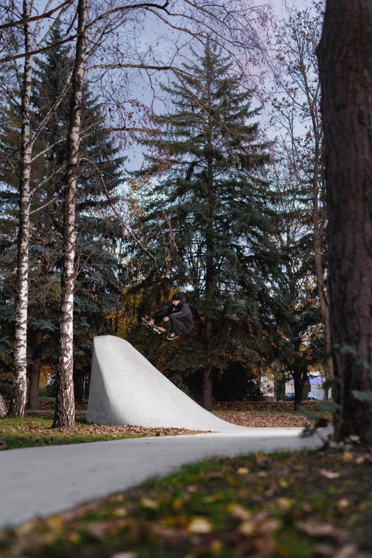Snake run Lermontov, Andrey Mikhailov is performing a Frontside Boneless zooming