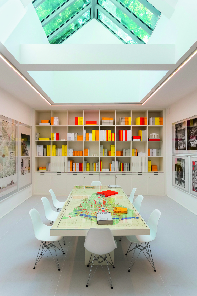 Инсталляция «Кабинет
исследователя». Выставка V.D.N.H. Urban Phenomenon,
XV Венецианская архитектурная биеннале. 2016
Фотография © предоставлена Planet9 zooming