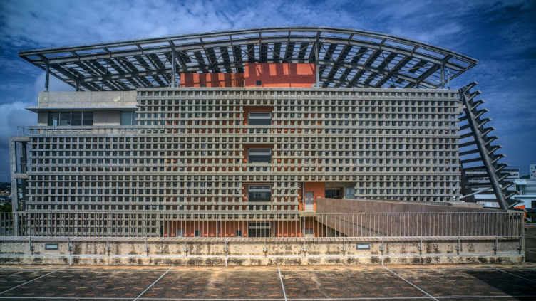 Здание администрации города Итоман, Окинава
Фотография @brutal_zen / © 2025 Paul Tulett zooming