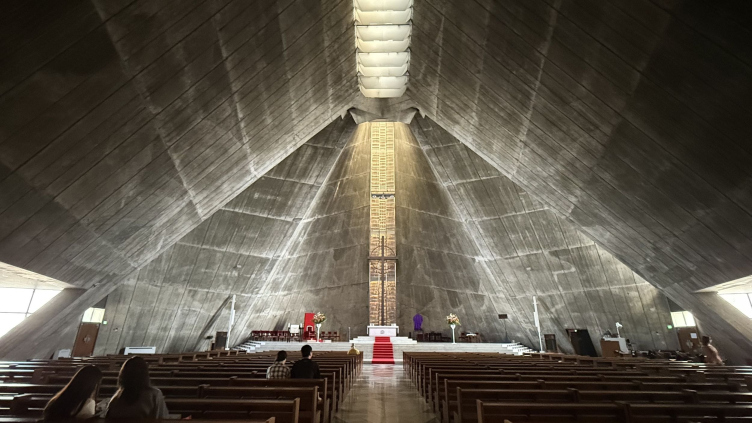 Интерьер собора Пресвятой Девы Марии, Токио
Фотография © Анастасия Маркитан zooming