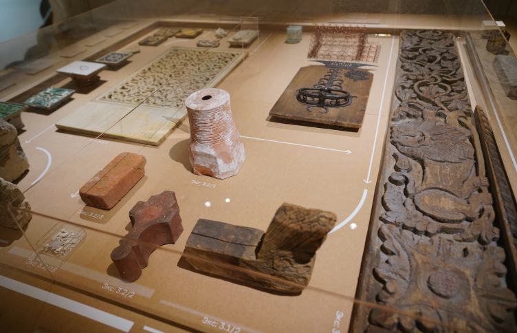 Фрагменты керамики, изразцов, деревянной резьбы из коллекции музея. Выставка «Архитектура говорит. К 90-летию Музея архитектуры им. А.В. Щусева»
Фотография: предоставлена пресс-службой Музея архитектуры zooming