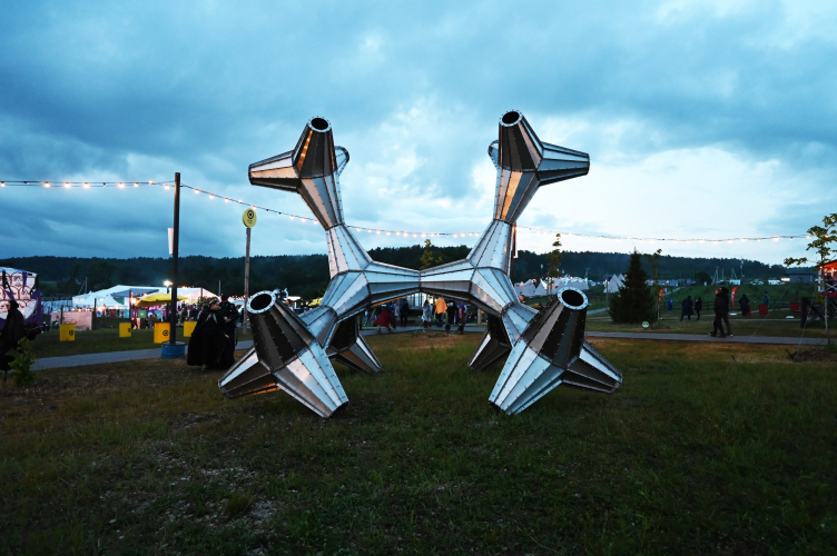 Серия скульптур Петра Виноградова «Тетрапэд»: объект «Тяни-Толкай»
Фотография © Петр Виноградов zooming