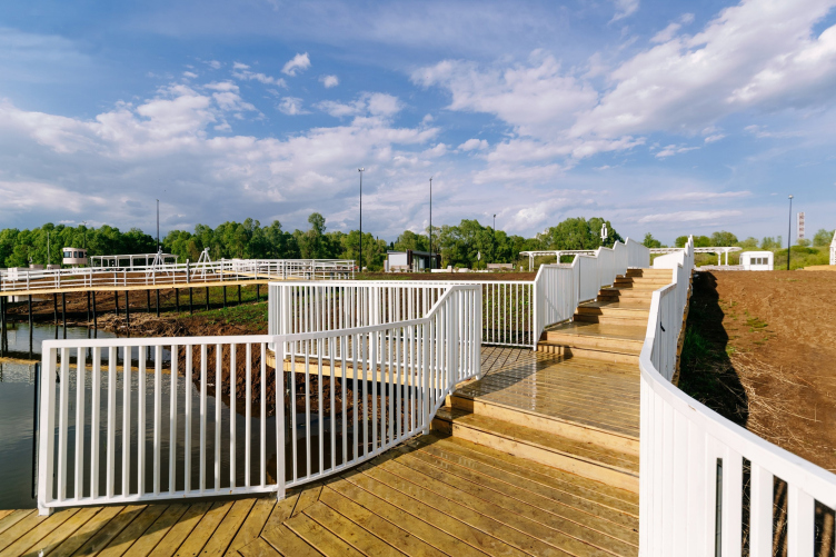 От истоков к современности – возрождение староречья Апаиш. Лестница на пирсе
Фотография ©️ Институт развития городов Башкортостана / предоставлена ISAEV Architects zooming