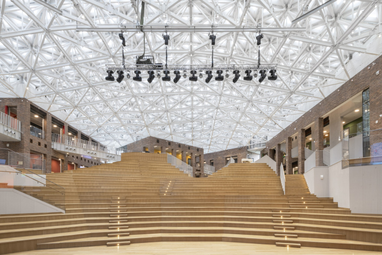 Студия 44. Многофункциональный образовательный комплекс на территории областной гимназии им. Е. М. Примакова (2-я очередь строительства)
Фотография © Алексей Народицкий zooming