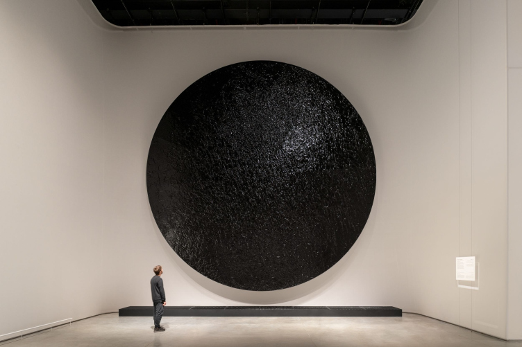 Дизайн экспозиции 2-й Биеннале исламских искусств 2025
Фото © Marco Cappelletti, предоставлено Diriyah Biennale Foundation zooming