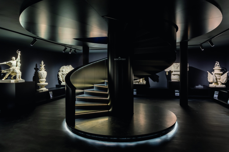 Зал «Крипта» с уменьшенными гипсовыми копиями 13 знаковых скульптурных объектов ВДНХ. Выставка V.D.N.H. Urban Phenomenon, XV Венецианская архитектурная биеннале. 2016
Фотография © предоставлена Planet9 zooming