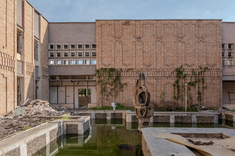 Культурно-информационный центр «Интуриста» (Республиканский Дом туризма). Конец 1970-х – 1986. Архитекторы: В. Нарубанский (ГАП), А. Куропатко, Д. Ташпулатов. Ташкент, улица Истиклол, 47
Фотография © Ольга Алексеенко zooming