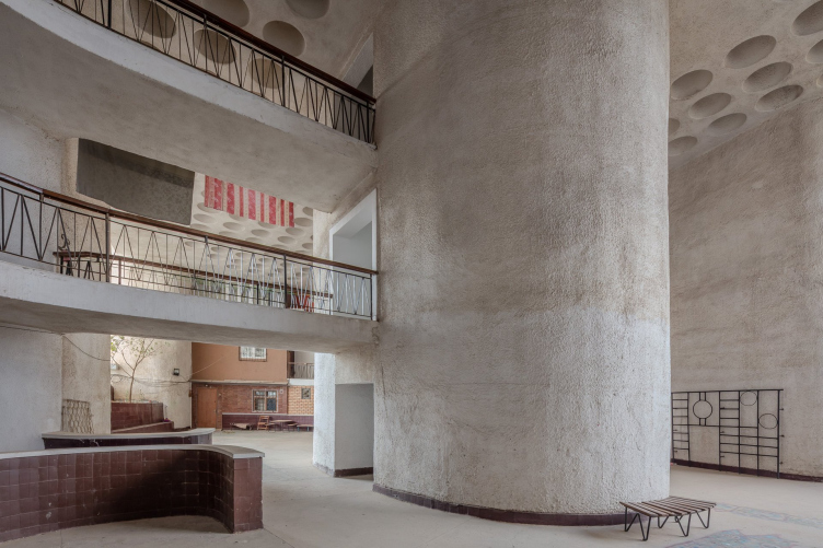 Экспериментальный 16-этажный жилой дом «Жемчуг». «Висячий двор» задумывался как общее пространство для общения и коллективной деятельности жильцов этажа/блока, продолжая традиции махаллинского образа жизни в новом, вертикальном исполнении.
1972–1985. Архитекторы: О. Айдинова (ГАП), Г. Голубева, Е. Шаталов. Инженеры: П. Левин (ГИП), Я. Арадовский. Ташкент, улица Буюк Турон, 77
Фотография © Ольга Алексеенко zooming