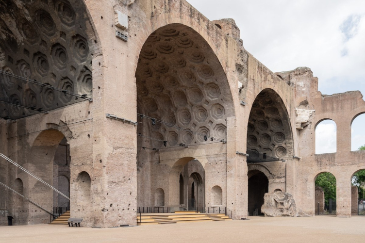 Бюро Alvisi Kirimoto. Сцена и экспозиционный маршрут в базилике Максенция
Фотография © Giuseppe Miotto_Marco Cappelletti Studio zooming