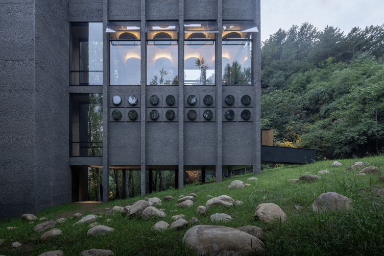 Бани на горячем источнике Яньши в горах Улиншань
Фото © Liu Guowei 刘国威/ Vector Architects直向建筑 zooming