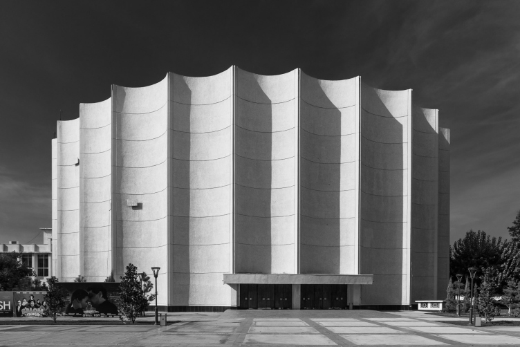 Панорамный кинотеатр (Дворец искусств). 1960–1964, 1974–1977. Архитекторы: В. Березин (ГАП), С. Сутягин, Ю. Халдеев, Д. Шуваев, при участии О. Легостаевой. Инженеры: А. Браславский, Д. Антман, А. Пригожин. Ташкент, улица Алишера Навои, 15
Фотография © Ольга Алексеенко zooming
