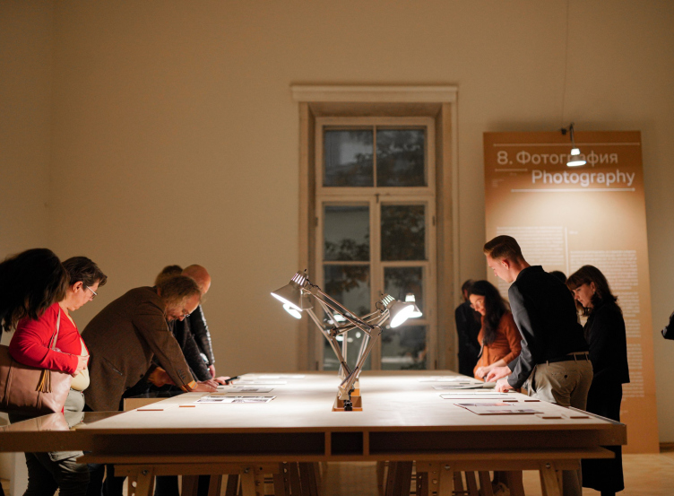 Зал, посвященный фотофондам музея. Выставка «Архитектура говорит. К 90-летию Музея архитектуры им. А.В. Щусева»
Фотография: предоставлена пресс-службой Музея архитектуры zooming