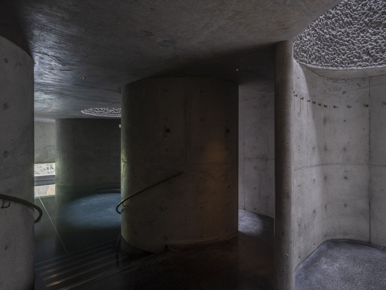 Бани на горячем источнике Яньши в горах Улиншань
Фото © Tian Fangfang 田方方/
Vector Architects直向建筑 zooming