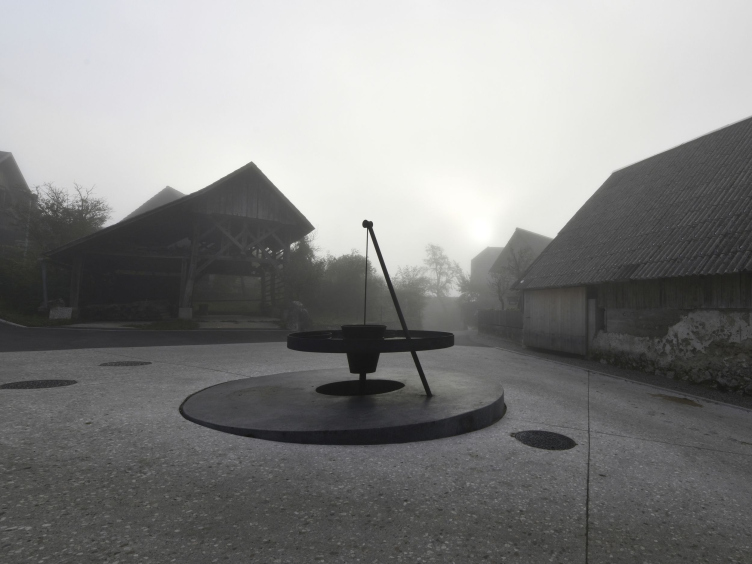 Арт-объект на месте колодца в деревне Стара-Фужина
Фотография © Tomaz Gregoric / предоставлена Ofis Arhitekti zooming