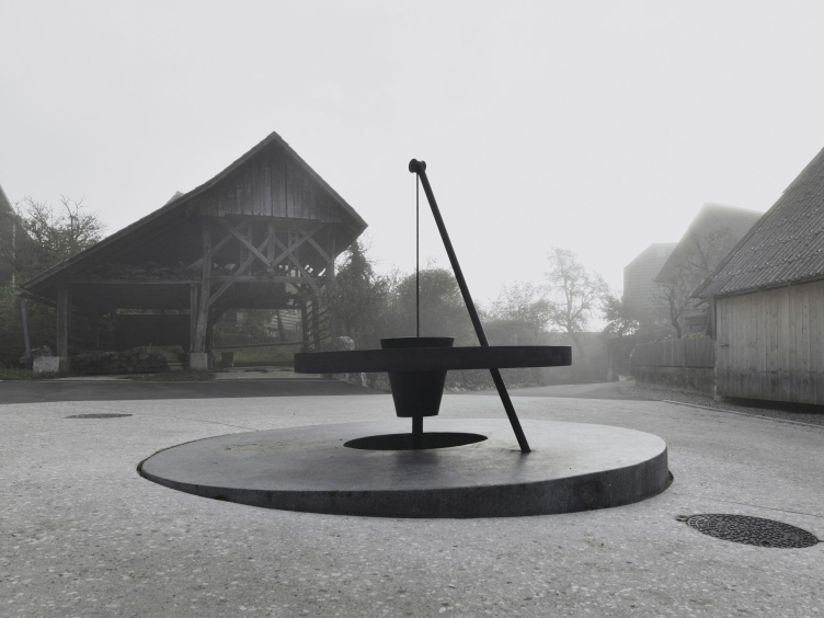 Арт-объект на месте колодца в деревне Стара-Фужина
Фотография © Tomaz Gregoric / предоставлена Ofis Arhitekti zooming