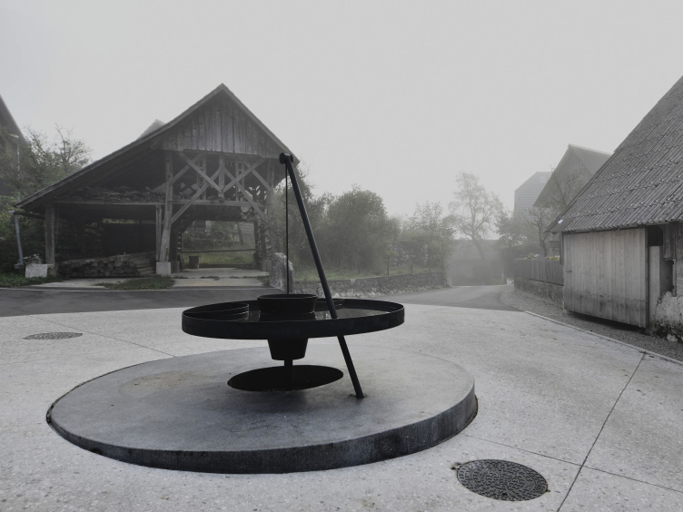 Арт-объект на месте колодца в деревне Стара-Фужина
Фотография © Tomaz Gregoric / предоставлена Ofis Arhitekti zooming