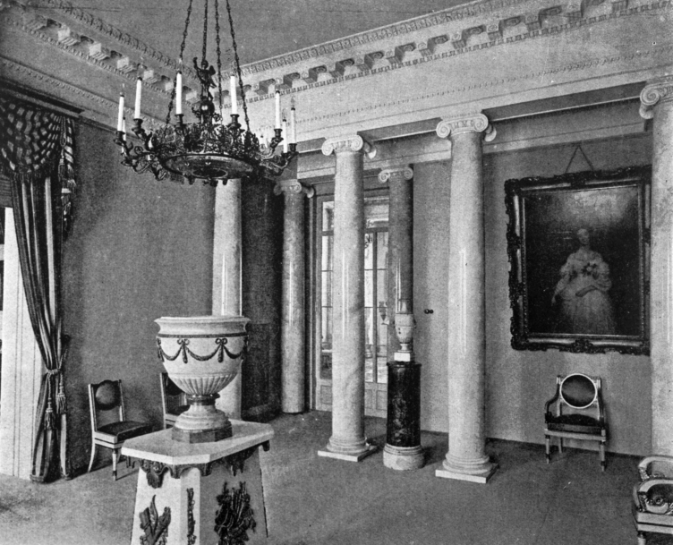 Фотография из книги «Архитектура Москвы эпохи модерна в творческих биографиях зодчих».Доходный дом и особняк князя С.А. Щербатова на Новинском бульваре.  Интерьер. Арх. Александр Таманов. 1911-1913.
Предоставлено издательством «Прогресс-Традиция» zooming