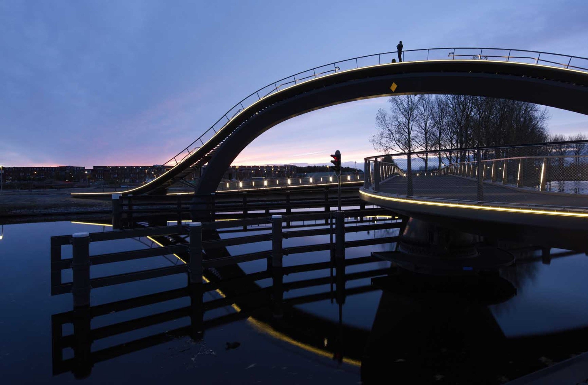 Свод моста. Пешеходный мост Brommy, Берлин. Melkwegbridge – необычный прогулочный мост в Нидерландах. Пешеходный мост в Пурмеренде, Нидерланды.. Влтава пешеходный мост.