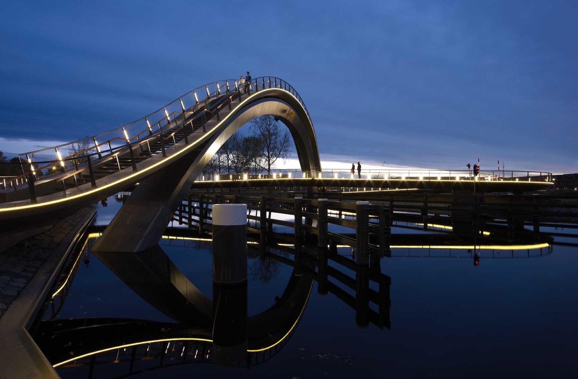 Этот мост хотя и был. Melkwegbridge – необычный прогулочный мост в Нидерландах. Пешеходный мост в Пурмеренде, Нидерланды.. Разводной пешеходный мост (Халл, Англия). Мост Reinig Bridge.