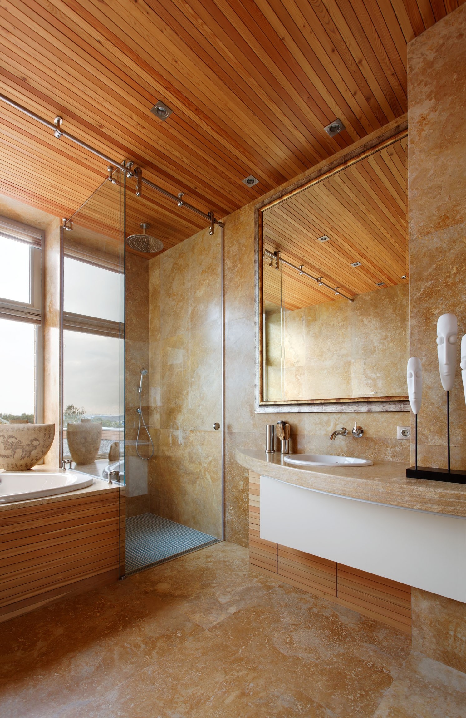 Shower house. Ванная в загородном доме. Потолок под дерево в ванной. Травертин и дерево в ванной. Деревянный потолок в ванной.