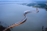 Рябь на воде: пешеходный мост над озером Юаньдан