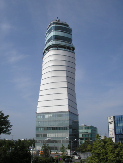 Башня управления полетами Венского аэропорта. 2005. Фото: Gryffindor via Wikimedia Commons