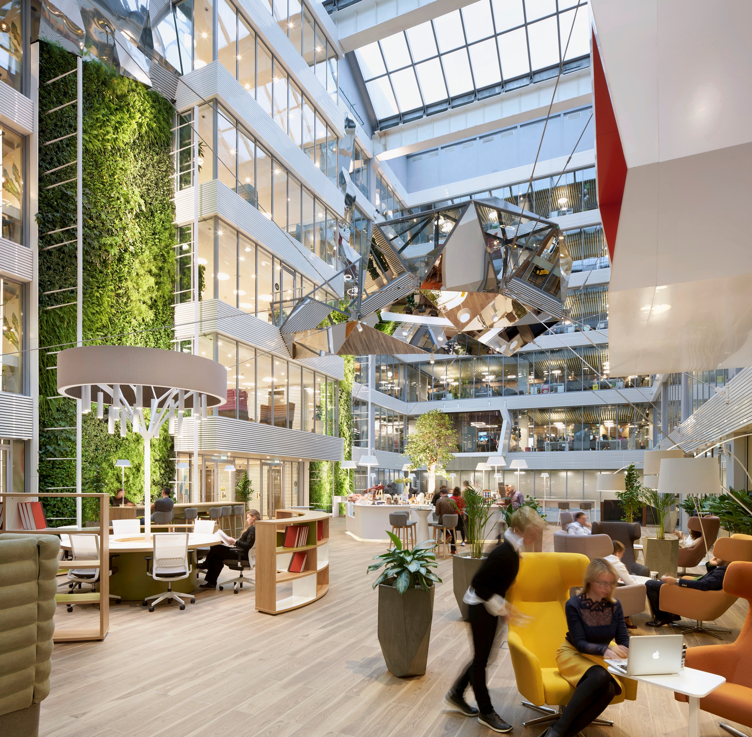 Как выглядит современное убранство штаб-квартиры компании EB group: интерьер, дизайн и особенности