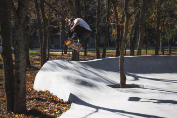 Снейк-ран «Лермонтов». Скейтер Андрей Михайлов, трюк backside flip Фотография © Александр Бивол / предоставлена XSA Ramps / XSA BURO