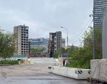 Здание гостиницы Мир в процессе сноса Фотография © Александр Змеул