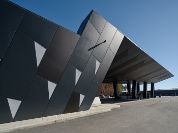 АЗС OilLab by RCC Фотография © Максим Лоскутов / предоставлена CNTR Architects