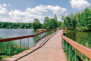 Приозёрный парк «Тёплый берег». Понтонный мост Фотография © Влад Третьяков / предоставлена Институт развития городов и сел Башкортостана