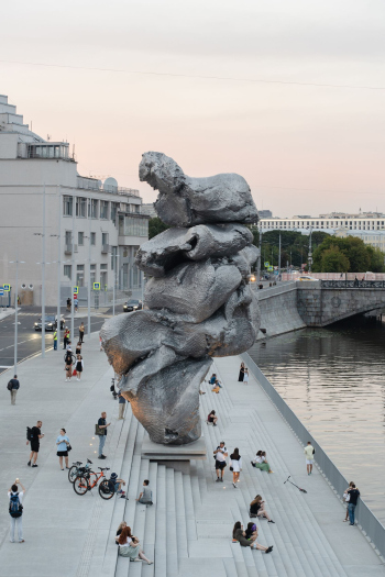 Урс Фишер. Большая глина №4. Москва, 2022 Фотография: Глеб Леонов © Дом культуры «ГЭС-2»