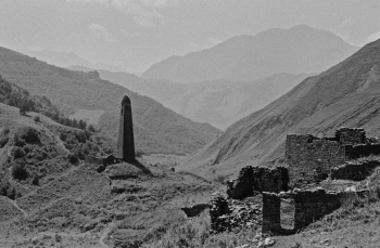 Серия «Чечня». Терлой-мокх, барой (Нижняя бара, башня разрушена). 1980 © Игорь Пальмин