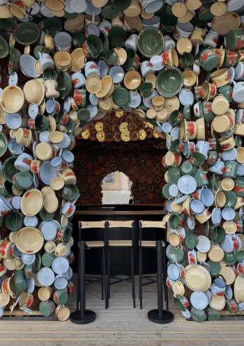 Павильон из кастрюль и керамических блюд. Суботха гупта & Павел Георганов. I международная биеннале современного искусства в Бухаре Фотография © Юлия Зинкевич