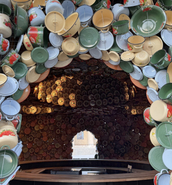 Павильон из кастрюль и керамических блюд. Суботха гупта & Павел Георганов. I международная биеннале современного искусства в Бухаре Фотография © Юлия Зинкевич