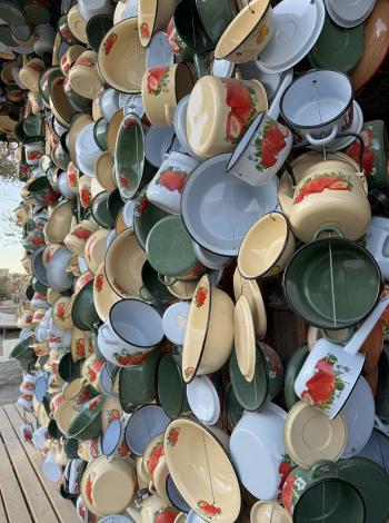 Павильон из кастрюль и керамических блюд. Суботха гупта & Павел Георганов. I международная биеннале современного искусства в Бухаре Фотография © Юлия Зинкевич