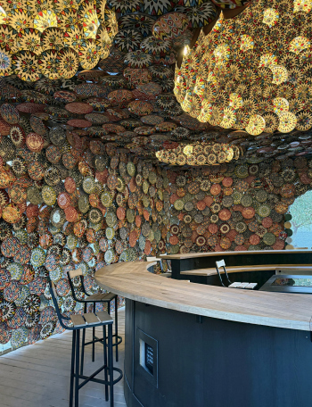 Павильон из кастрюль и керамических блюд. Суботха гупта & Павел Георганов. I международная биеннале современного искусства в Бухаре Фотография © Юлия Зинкевич