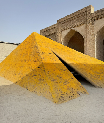 Тень Земли. Делси Морелос, Абдулнабил Камалов. I международная биеннале современного искусства в Бухаре Фотография © Юлия Зинкевич