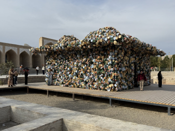 Павильон из кастрюль и керамических блюд. Суботха гупта & Павел Георганов. I международная биеннале современного искусства в Бухаре Фотография © Юлия Зинкевич