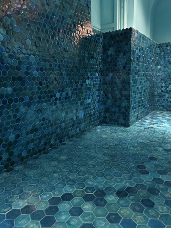 Голубая комната. Абдулвахид Каримов/Бухорий. I международная биеннале современного искусства в Бухаре Фотография © Юлия Зинкевич